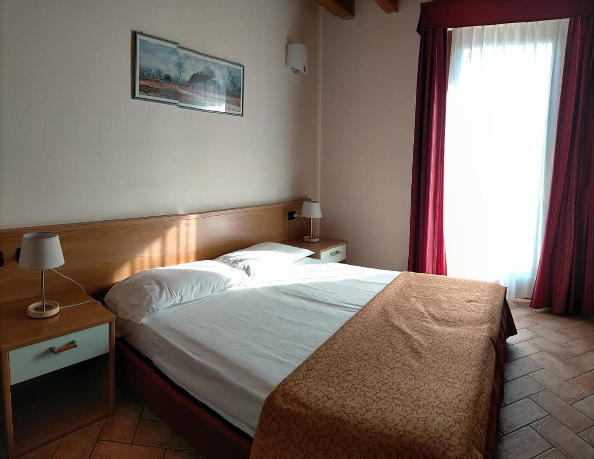 Hotel Agli Ulivi Valeggio sul Mincio Exteriör bild