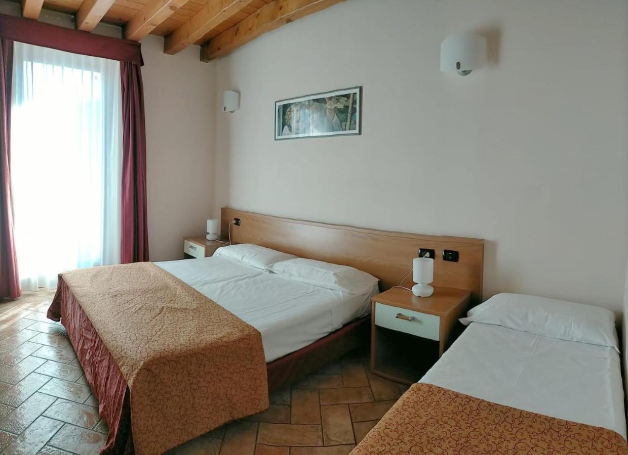 Hotel Agli Ulivi Valeggio sul Mincio Exteriör bild