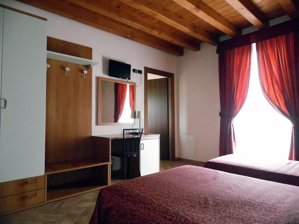 Hotel Agli Ulivi Valeggio sul Mincio Exteriör bild