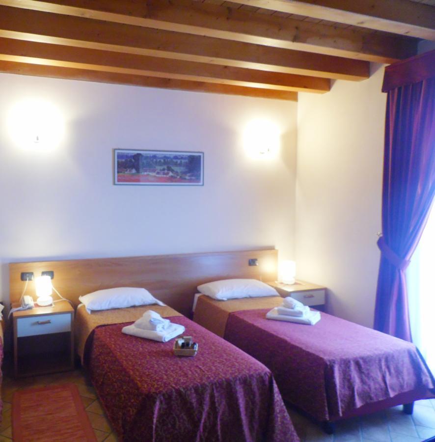 Hotel Agli Ulivi Valeggio sul Mincio Exteriör bild
