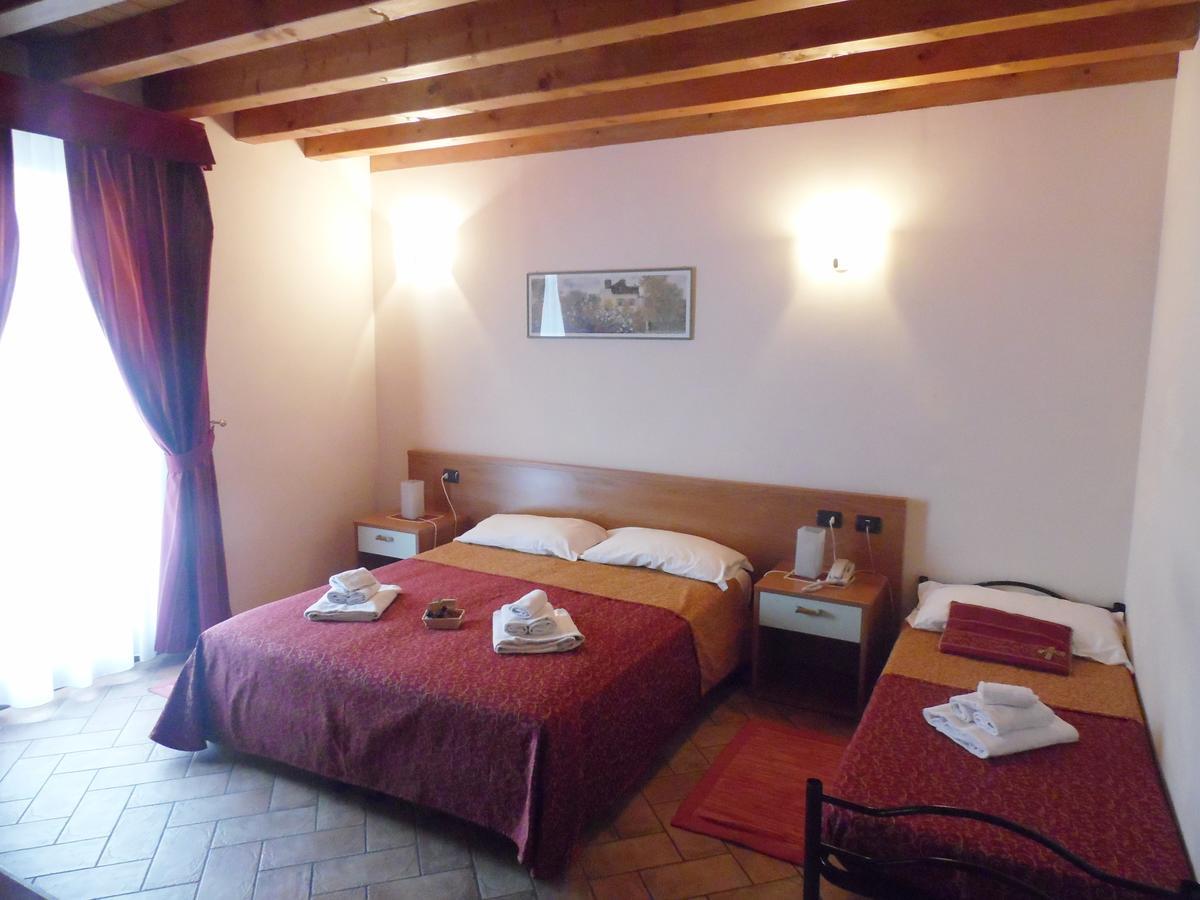 Hotel Agli Ulivi Valeggio sul Mincio Exteriör bild